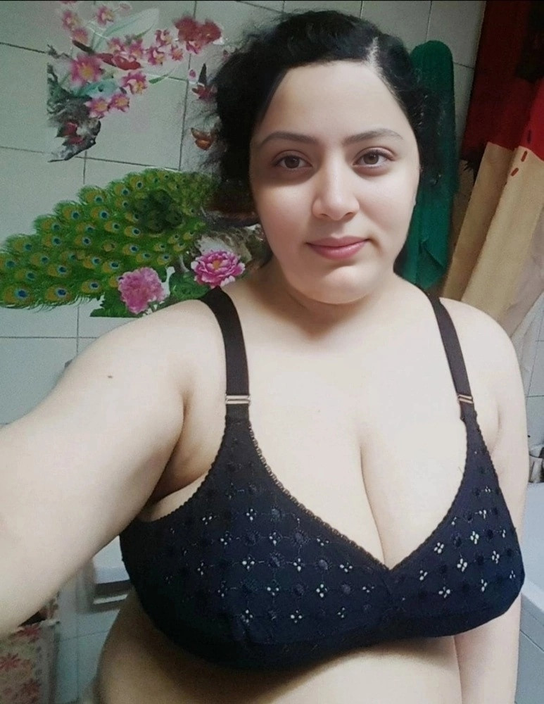 Ude video call with face hogi + full sexy baaten + fingering + dance Age; 20 - Size; 36D Whats