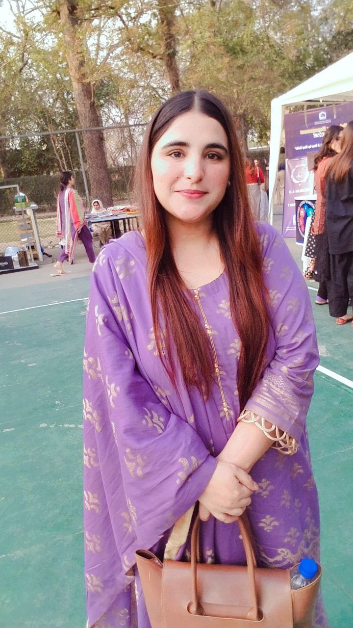 studuent-girl-in-lahore-small-1