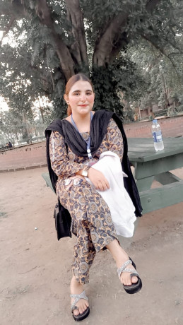 studuent-girl-in-lahore-big-0