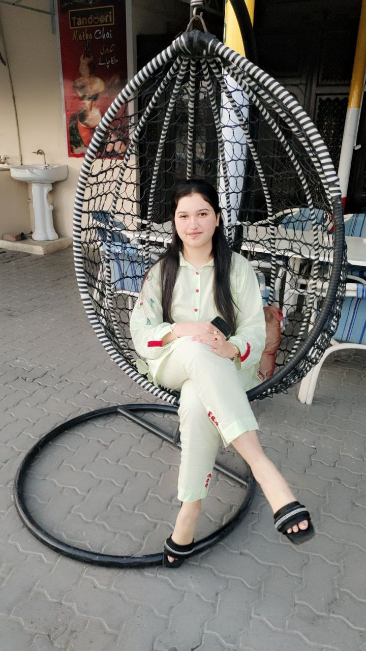 escort-girl-in-lahore-small-2