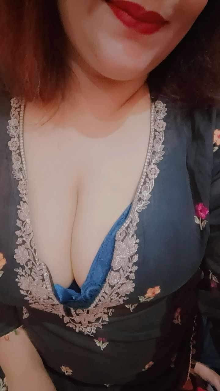 Girl service available online video call short sexy WhatsApp 03237699571